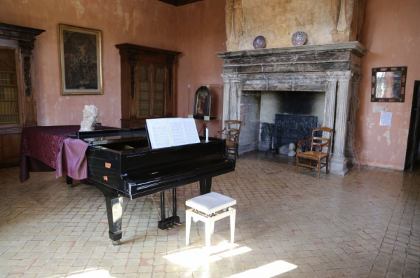 Chateau Lourmarin vaucluse decoration, histoire et architecture 4